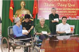 Quân khu thăm, tặng quà tại các Trung tâm điều dưỡng thương binh Thuận Thành (Bắc Ninh) và Lạng Giang (Bắc Giang) 